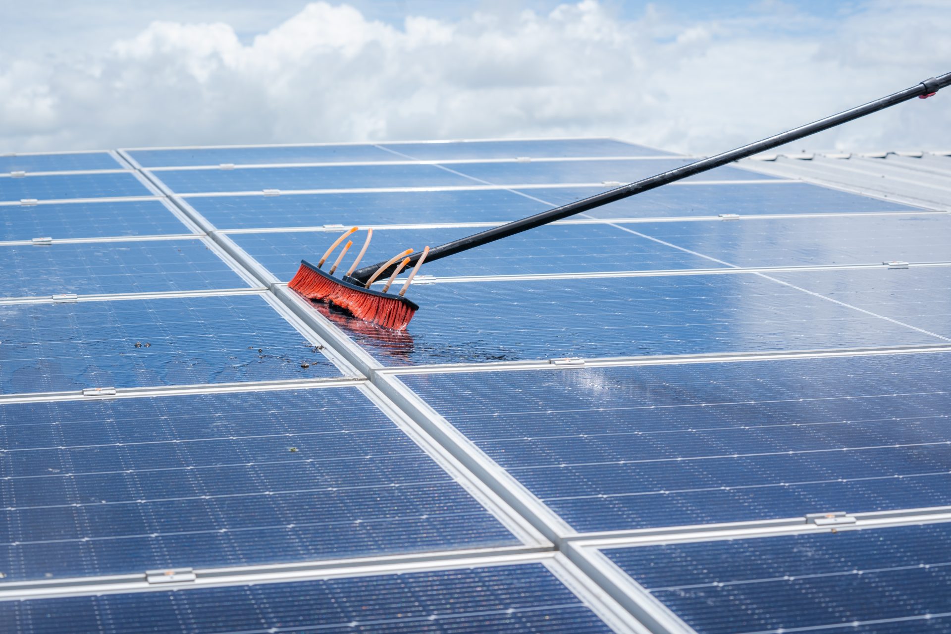 Vzdrževanje solarnih panelov – ključ do večje učinkovitosti